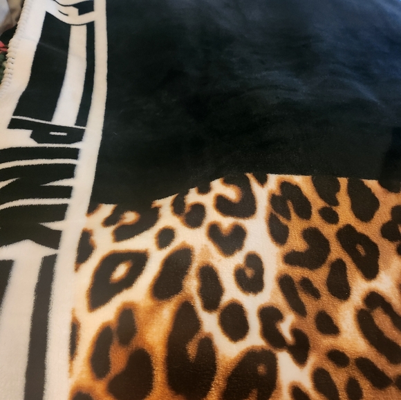 RARE Victorias Secret PINK cheetah sherpa blanket - Picture 3 of 13